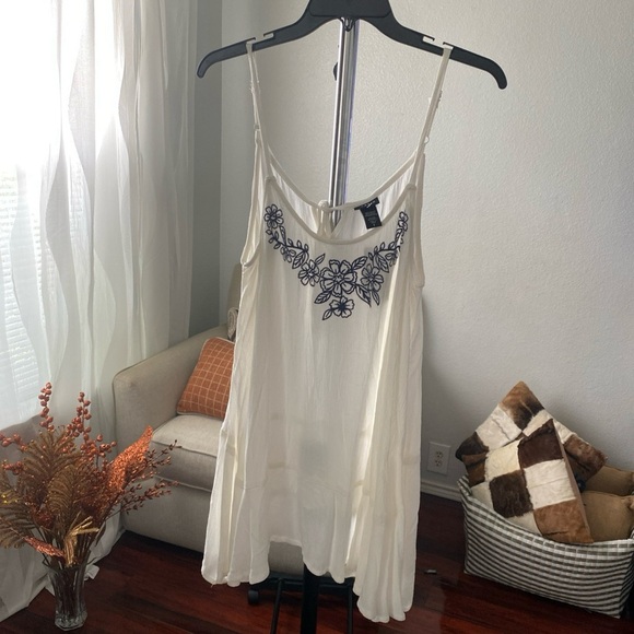 TORRID   floral thin strap tank top Embroidery Women’s Size 1 ( I - 22 ) - Picture 1 of 6